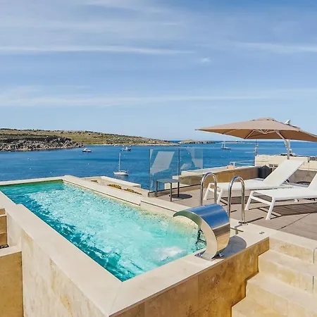 House Of Luxury With Pool By Solea アパート セント・ポールズ・ベイ