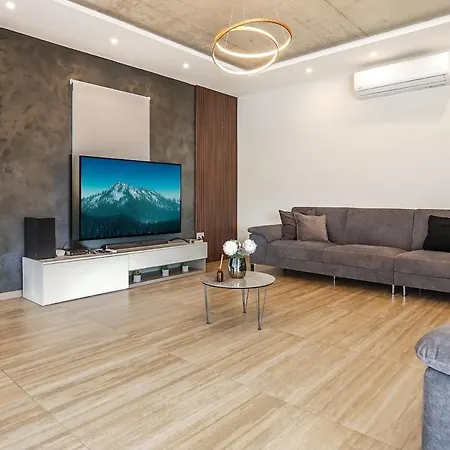 House Of Luxury With Pool By Solea *