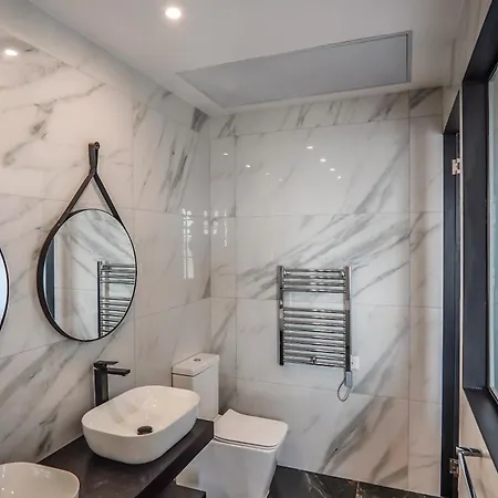 House Of Luxury With Pool By Solea *